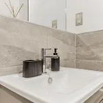 Cosy - Sleeps 4 - Prime Location Apartment *
