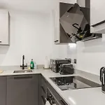 Apartment Cosy - Sleeps 4 - Prime Location *