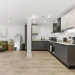 Cosy - Sleeps 4 - Prime Location Apartment *