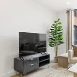 Cosy - Sleeps 4 - Prime Location *