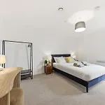 Cosy - Sleeps 4 - Prime Location *