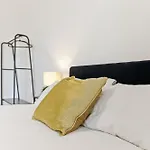 Cosy - Sleeps 4 - Prime Location *