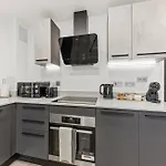 Cosy - Sleeps 4 - Prime Location *