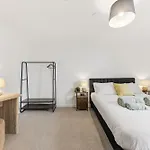 Cosy - Sleeps 4 - Prime Location Apartment *