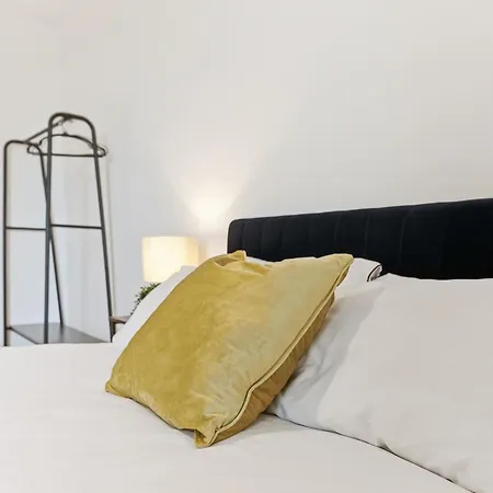 Cosy - Sleeps 4 - Prime Location *