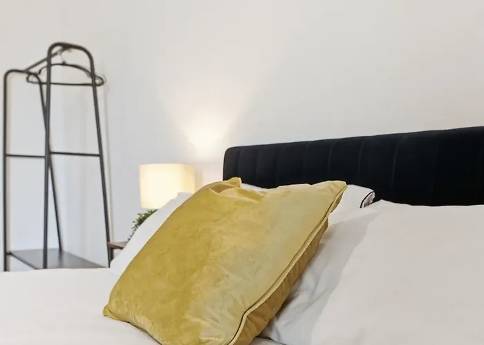 Cosy - Sleeps 4 - Prime Location *